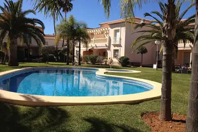 Image de Une maison de ville dans un petit développement privé avec piscine et jardins partagés.