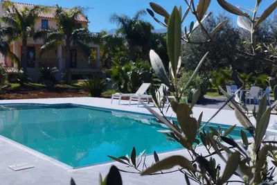 Image de Un jardin au soleil, mer cristalline, détente