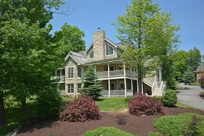 Image de Incroyable maison de montagne de 8 chambres avec vue imprenable sur le lac!