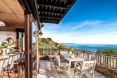 Image de Treglisson〜Seaside Fairy Tale Lodge avec une vue imprenable sur la mer et une plage populaire