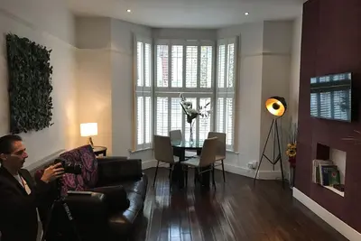 Image de Grande propriété victorienne avec terrasse privée et jardin dans un quartier cool.