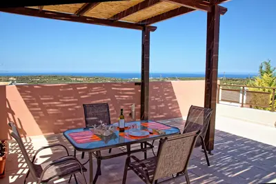 Image de charmant appartement, terrasse panoramique sans vis-a-vis, vue mer et montagne