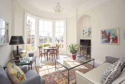 Image de 1er étage appartement géorgien pour 4, idéal pour profiter de la vie urbaine vibrante.