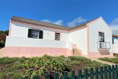 Image de Maison rustique avec vue magnifique sur la mer et la montagne. Idéal pour les amoureux de la nature