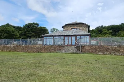 Image de Grange convertie sur une petite station rurale paisible avec une vue imprenable et pêche