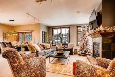 Image de ** A + Luxury- AmaZing Mountain View - Unité d'angle - Rue principale / Piscine / Ski / Service de voiturier / Navette