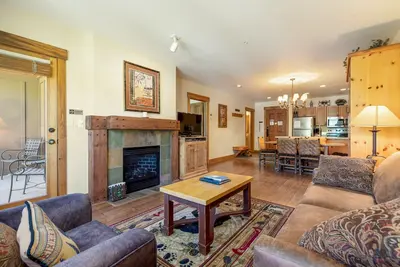 Image de 1 chambre avec lit king dans les Springs! 1 minute de la télécabine!