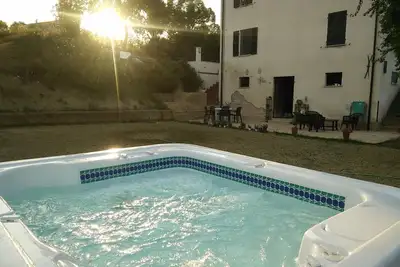Image de Casale delle Rondini, avec une piscine d'hydromassage.