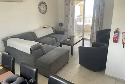 Image de Appartement avec 2 chambres et 2 salles de bains avec terrasse sur le toit. Vues sur Paphos à la mer