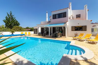 Image de Villa de 3 chambres avec piscine chauffée, vue sur le golf et la mer, 3 min en voiture de la ville et des plages