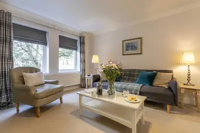 Image de maison mews centrale moderne et spacieux pour 4 personnes avec parking privé