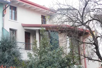 Image de Maison sur deux étages, grande maison entourée de verdure.