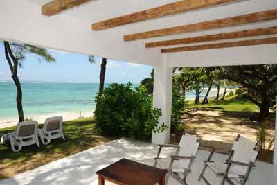 Image de Studio Isabella pied dans l'eau turquoise, superbe plage et bain, wifi gratuit