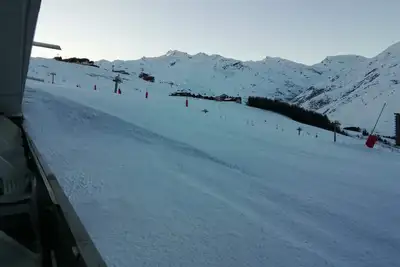 Image de Skis aux pieds en sortant de l'immeuble\nTerrasse au soleil