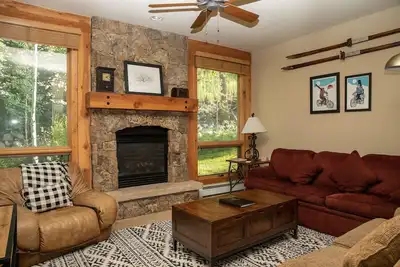 Image de 2 Bedroom Luxury Condominium dans Settlers Creek - Backs jusqu'au Woods!