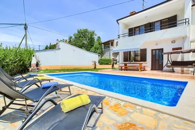 Image de Maison avec piscine, grand jardin et un bon emplacement à Medulin