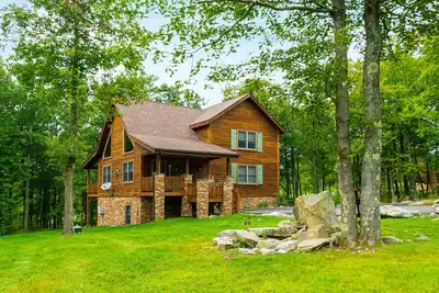 Image de Maison spacieuse au bord du lac près du terrain de golf de Lodestone!