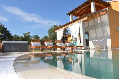 Image de Villa neuve avec piscine et bain à remous à la périphérie de la ville de Poreč