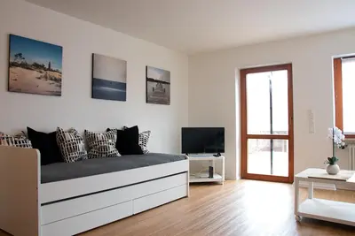 Image de Appartement moderne de 2 pièces, d'environ 70 mètres carrés avec terrasse et jardin, WiFi