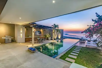 Image de Luxury Beachfront Haven avec Oceanfront Infinity Pool & service de ménage quotidien