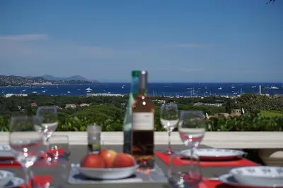 Vue De RÈVE! terrasse piscines clim 2 Wc tennis parking Wifi ultra rapide. 3***!