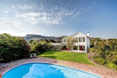 Image de Maison avec une vue fantastique sur la mer/montagne, grand jardin, près du Cap