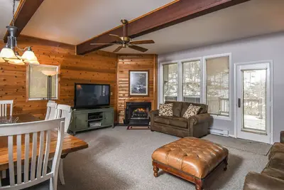 Image de Maison de ville Ski In / Ski Out avec accès au lac et bain à remous au cœur de Dcl!