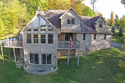 Image de Incroyable chalet de montagne de 4 chambres avec bain à remous et vue sur le lac!