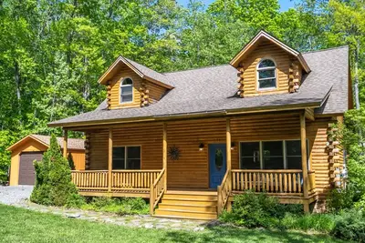 Image de Élégante et élégante cabane en rondins de 3 chambres avec bain à remous extérieur bouillonnant!