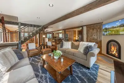 Image de maison en rondins élégant offre le meilleur des contemporains et classiques