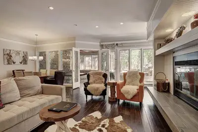 Image de Récemment rénové Platinum Ski in Ski out Condo - Spa privatif!
