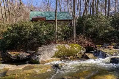 Image de Une rivière la traverse - Cabane pittoresque sur la rivière Watauga avec bain à remous. Parfait escapade tranquille!