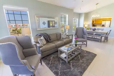 Image de Penthouse récemment mis à jour ~ superbes vues sur l'océan ~ accès à la plage ~ décoré par des professionnels