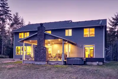 Image de 2 nuits Gratuit! Vue sur le lac, kayaks, spa, théâtre 150 \", animaux domestiques, à 5 min de la plage