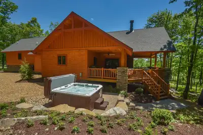 Image de Maison spacieuse en bois rond sur le terrain de golf de Lodestone!