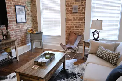 Image de À l'extérieur et à l'aventure à thème, Condo de luxe historique, à 2 p��tés de maisons du quartier français \"