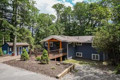 Image de Profitez d'une vue sur le lac de cette maison située au centre d'un quai privé!