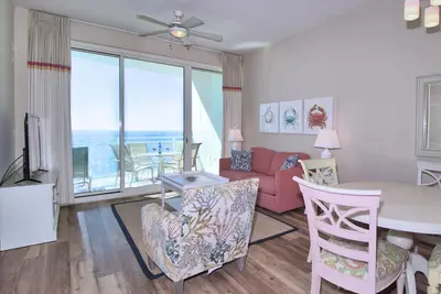 Image de 2206 - 1b / 2 salle de bain avec salle de bonus. Chambre des maîtres et salon face au golfe!