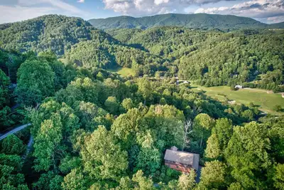Image de Mountain Laurel Lodge - Cabane en rondins Ă Boone avec bain Ă remous, superbes vues et table de billard
