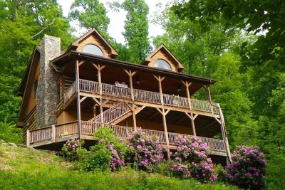 Image de Cabine 2 Cubs - Cabine accueillante près de Blowing Rock avec bain à remous, table de billard, foyer!