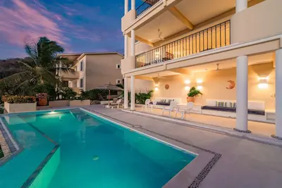 Image de Spacieux Oceanfront Condo - Étapes de la plage