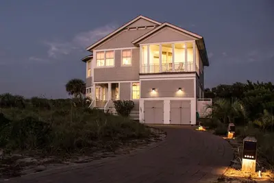 Image de Chippin '& Sippin' est un 5br / 3. 5ba bijou avec vues sur la plage et le parcours de golf.