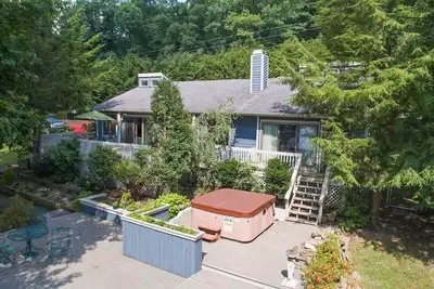 Image de Charmante maison au bord du lac avec 3 chambres et une vue imprenable sur le lac!