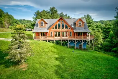 Image de 1 Awesome Skyview - Spectaculaire maison en bois rond avec des équipements haut de gamme!