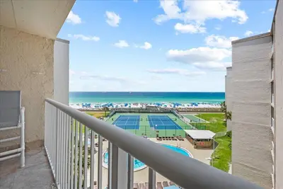 Image de Condo côtier moderne, mis à jour en bord de mer avec une vue incroyable sur le golfe! (513)