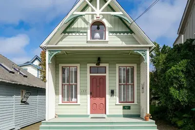 Image de Sweet Pea - Pacific Grove Victorian - Promenade à la plage et à la ville