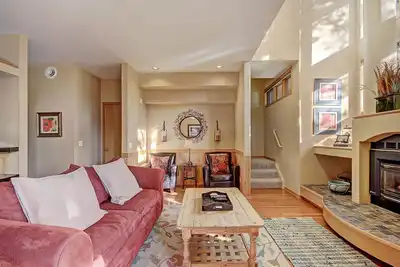 Image de Maison de ville unique avec accès à une piscine extérieure et un bain à remous!