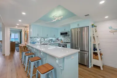 Image de Gulf Front Paradise sur la plage. Condo haut de gamme récemment rénové (202)