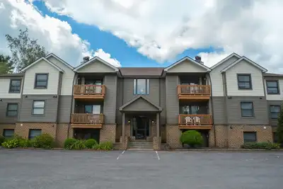 Image de Condominium gai et charmant de 2 chambres avec piscine intérieure communautaire!