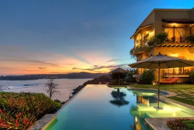 Image de Gated Luxury Oceanfront Estate | Accès à la plage privée | 2- 5 Tarifs Bdrm